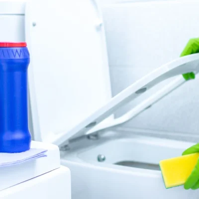 sararan-tuvalet-taslarini-kar-beyazi-renge-donduruyor-sadece-iki-malzeme-ile-tuvalet-taslari-bembeyaz-olacak-t1nd